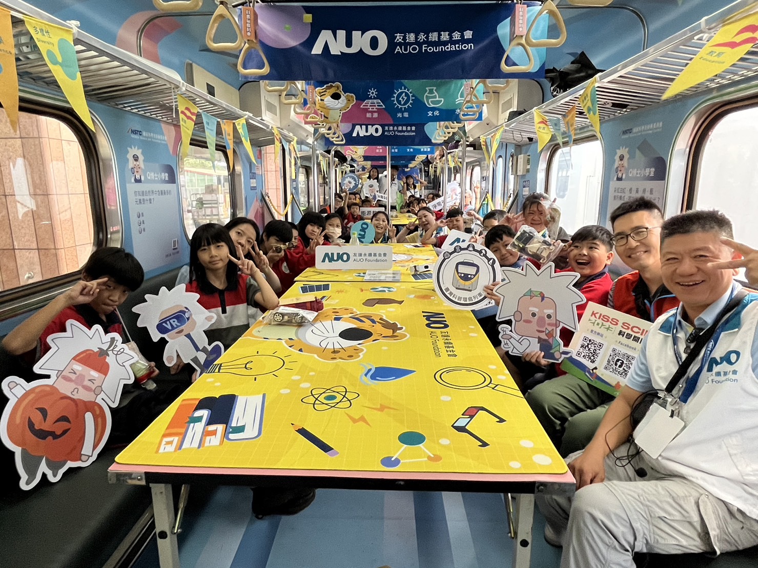 友達永續基金會參與「臺灣科普環島列車」，設計基礎科學車廂課程，以「淨零碳排和永續能源」為主題，讓學生透過創意實驗認識淨零知識，以及思考生活中的減碳行為