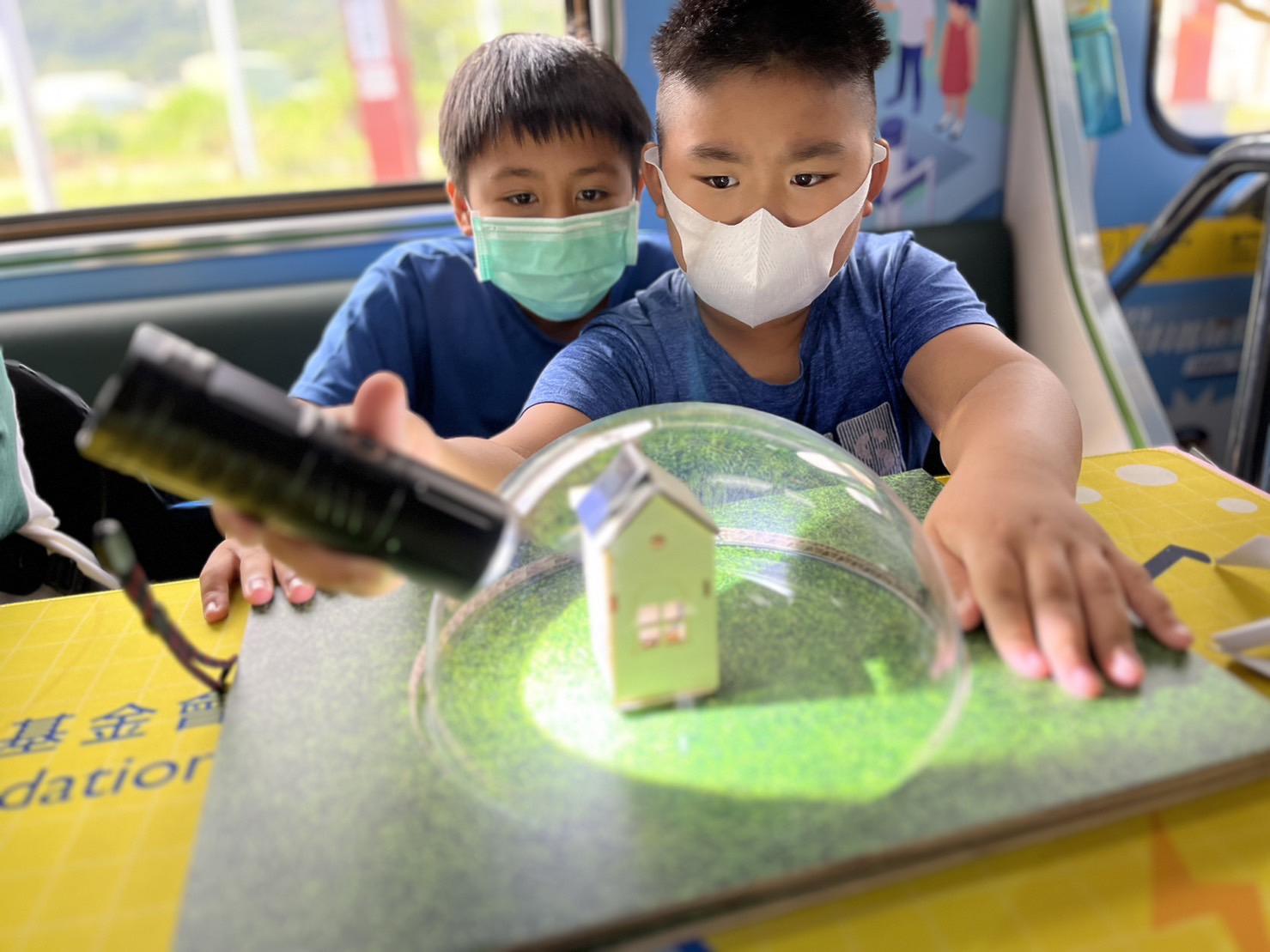 友達參與基礎科學主題車廂，以STEAM教學精神，設計「逐日科學家」、「太陽能工程師」以及「淨零建築師」三大能源科普課程和實驗