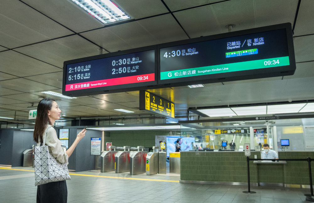 達擎TARTAN顯示器的特殊長條型比例非常適合空間與高度有限的大眾運輸場域應用，具備工業等級高品質、高亮度、高解析與高色彩飽和度等優勢，打造都會智能車站新風貌。