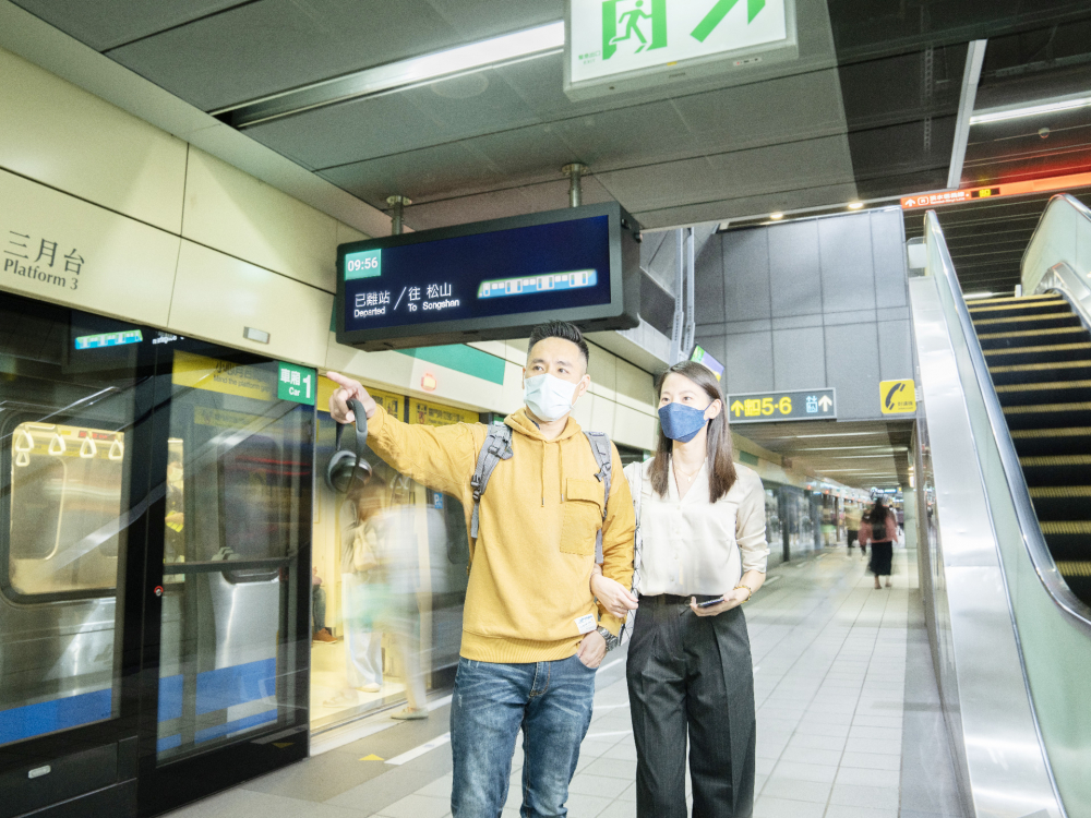 友達旗下達擎之客製化TARTAN顯示器，於台北捷運中山站亮相。以獨特長條型比例與高畫質特色，為台北捷運站帶來嶄新的都會車站風貌