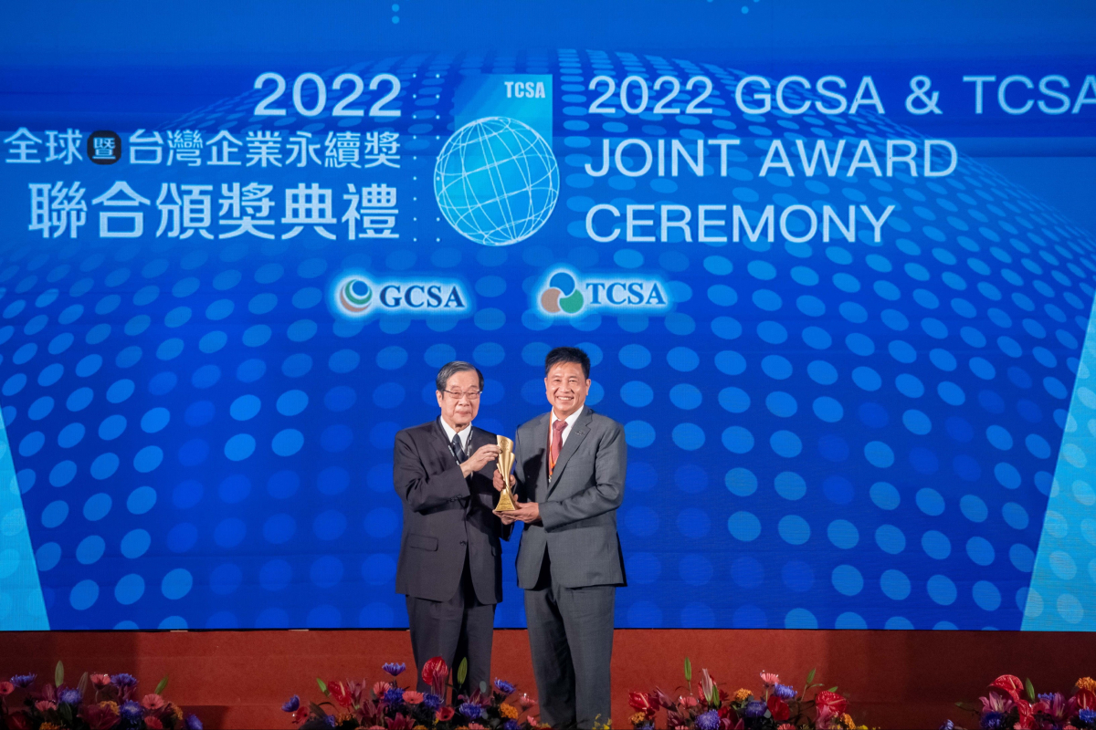 友達光電深耕永續經營、致力落實ESG作為，榮獲台灣企業永續獎及全球永續獎共計9項大獎，由考試院院長黃榮村(左)頒獎，友達光電董事長暨執行長彭双浪(右)代表領獎