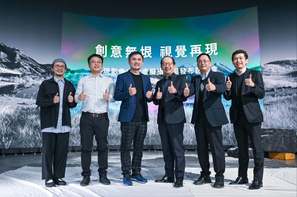 友達光電與再現影像攜手，於中影製片廠建置全台首座提供嶄新一站式整合服務的LED虛擬製作攝影棚（圖左至右：再現影像視覺總監郭憲聰、再現影像營運總監黃棨雋、再現影像藝術總監與導演紀柏舟、友達光電技術長廖唯倫、友達光電系統設計製造服務事業總部副總經理曾天龍、友達光電系統產品事業資深處長蘇聖倫）