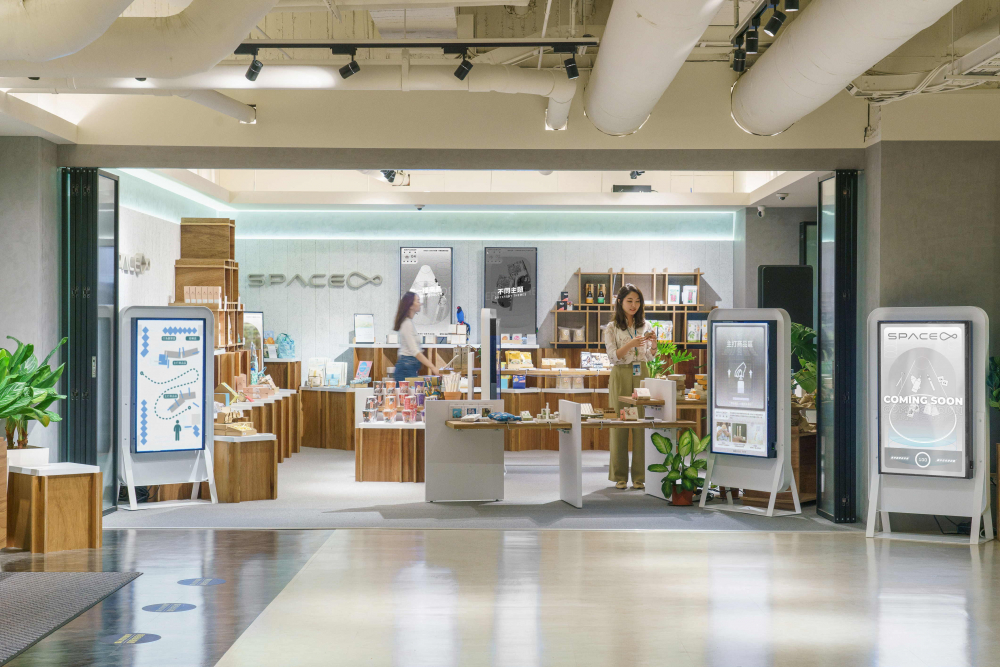 友達打造永續選物商店，展示社企及社創商品，結合創利空間所開發的智慧零售系統，整合多元產品資訊，讓無人商店扮演公益行動的推手