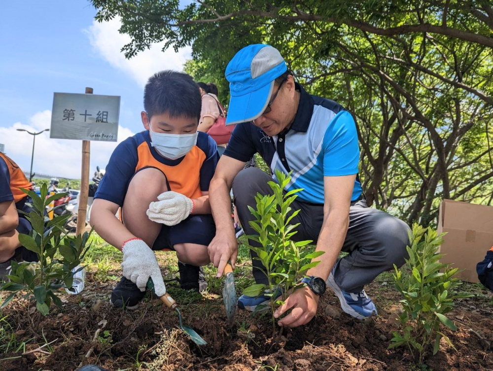 友達綠色志工及眷屬一起植下樹苗，親手打造綠帶景觀及動植物的友善棲息環境