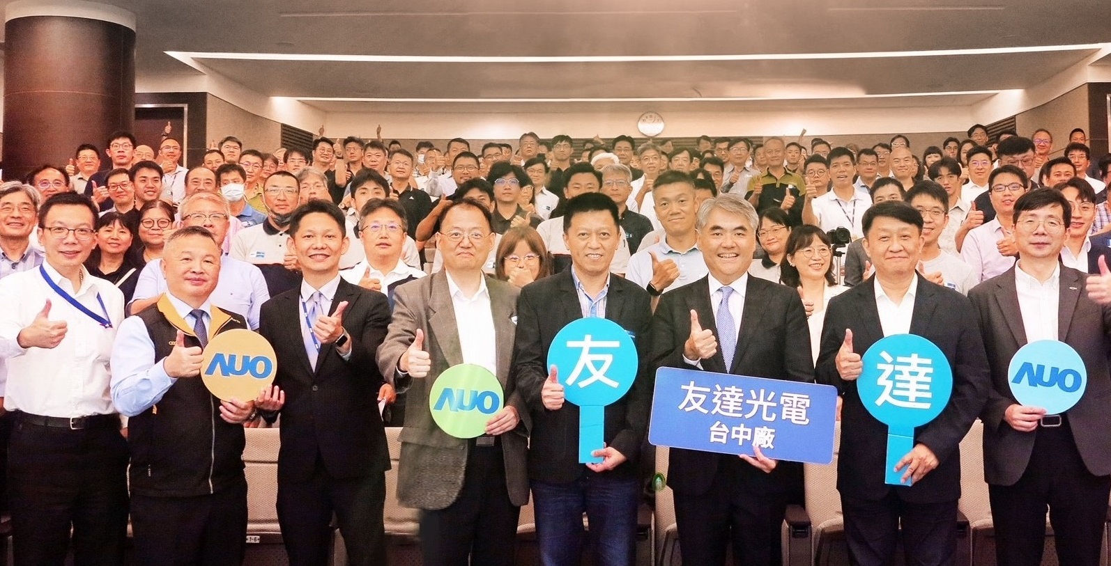 友達以太陽能解決方案領航者，跨足建築領域，4日在台中廠區舉辦「光電建築一體化研討會」，邀請產業先驅共同推動綠化，打造新一代智慧綠建築。