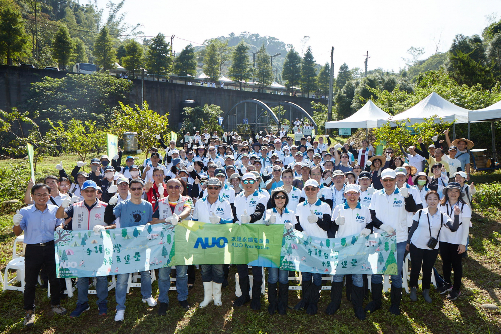 友達永續基金會集結超過200位志工，攜手移除外來入侵種小花蔓澤蘭，守護霄裡溪生物多樣性