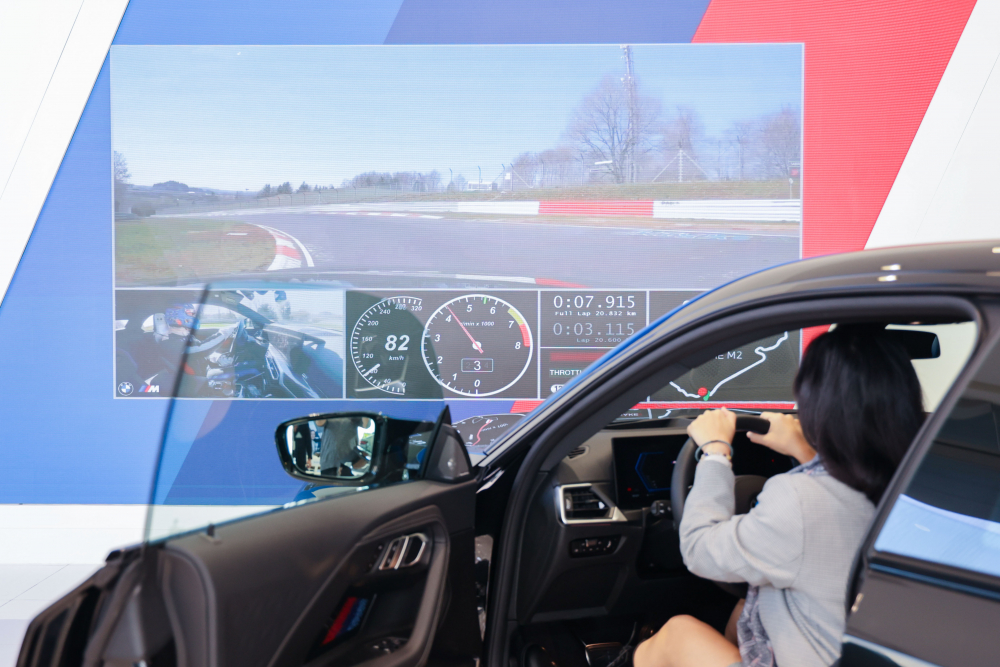 顧客按下虛擬Engine Start按鈕，啟動預選車款的引擎聲浪，螢幕同時呈現德國紐柏林賽道的試駕畫面，坐進車內一秒化身駕駛員馳騁奔騰