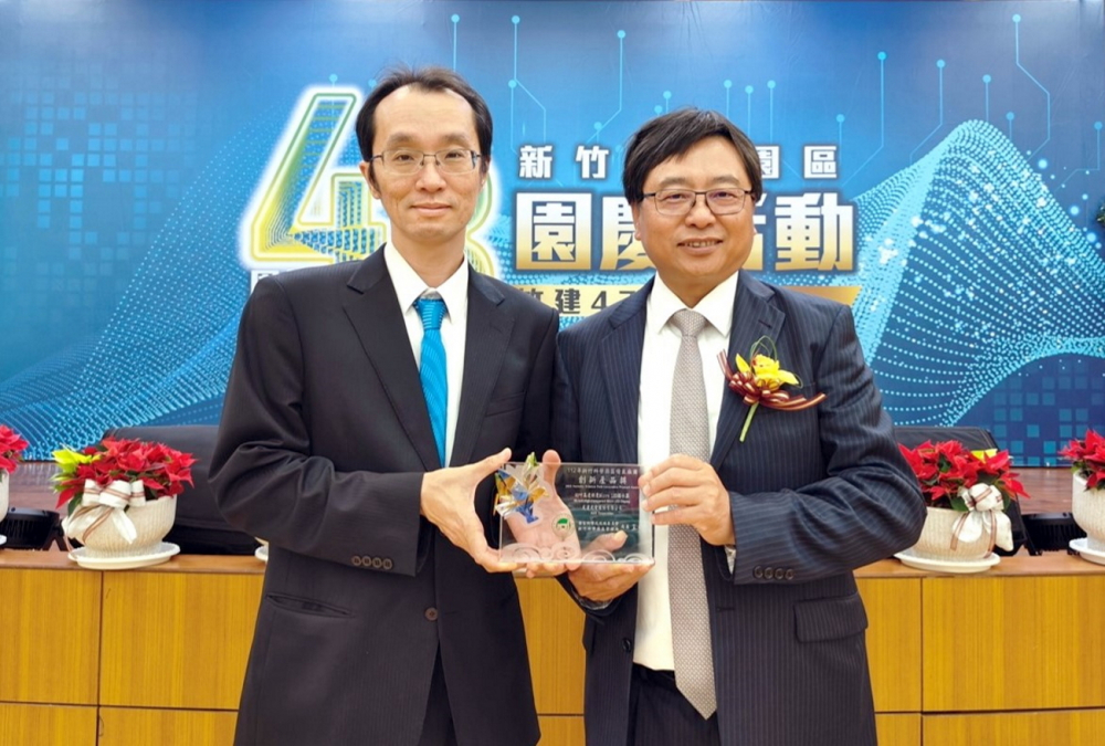 友達60吋高透明度Micro LED顯示器榮獲2023竹科創新產品獎，由友達光電顯示產品研發總部副總經理吳仰恩(左)代表領獎