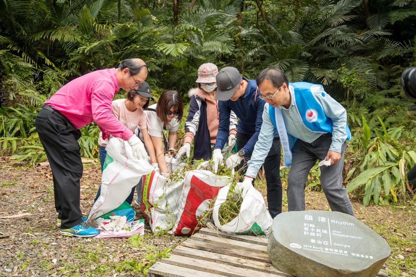 為共同守護在地物種，友達永續基金會號召志工認識並移除「綠癌」: 外來入侵種小花蔓澤蘭