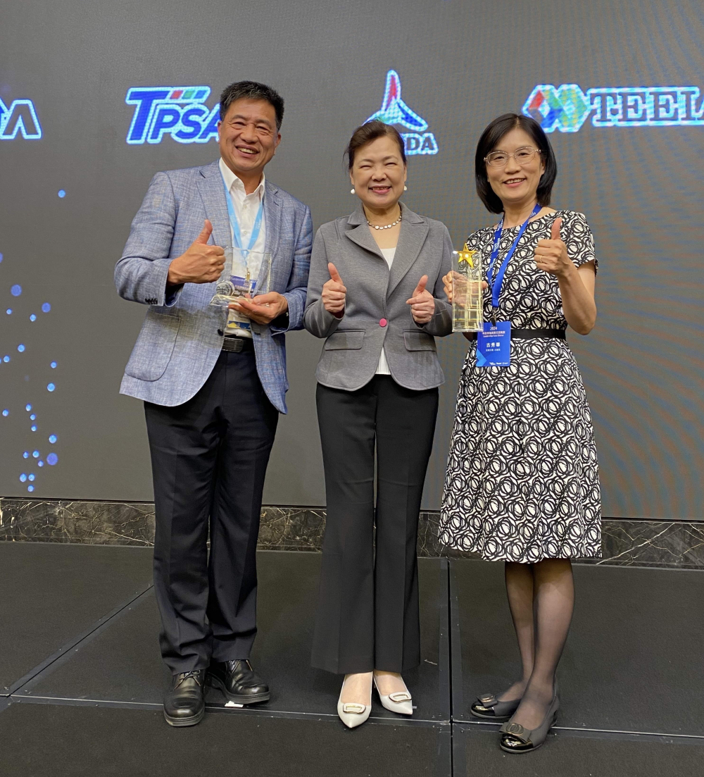 友達致力推動永續發展，於Touch Taiwan2024以3R策略貫穿Display、ESG展位實現綠色展覽目標之成果，Display展位獲綠色裝潢設計鑽質獎最高榮譽，ESG同獲金質獎殊榮。由經濟部長王美花（中）親自頒予友達光電董事長彭双浪（左）、友達光電永續長古秀華（右）