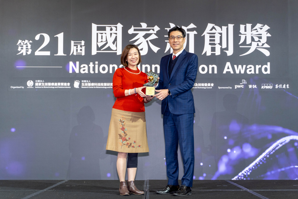 友達旗下子公司友達耘康與達擎分別以「中醫數位化檢測解決方案」及「寬視角3D醫療顯示器」獲得第二十一屆國家新創獎「智慧醫療與健康科技」類別的「企業新創獎」與「國家新創精進獎」兩項殊榮。圖左為衛生福利部政務次長林靜儀、圖右為友達光電智慧醫療事業群總經理廖世宏